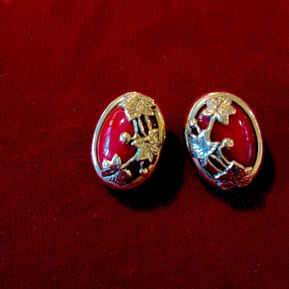 1928 Vintage Cabochon Clip On Earrings